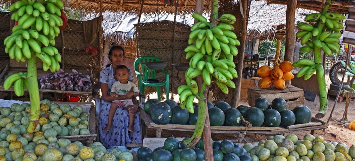 Uma mulher vende frutas e vegetais no Sri Lanka.