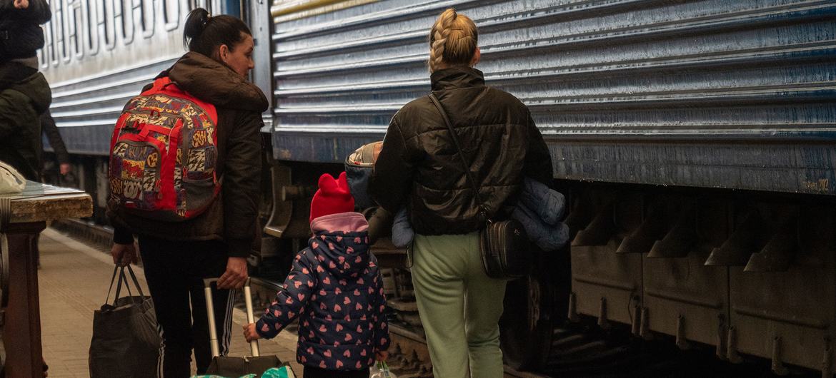 Mulheres e crianças embarcam em trens de evacuação na estação ferroviária de Lviv, na Ucrânia