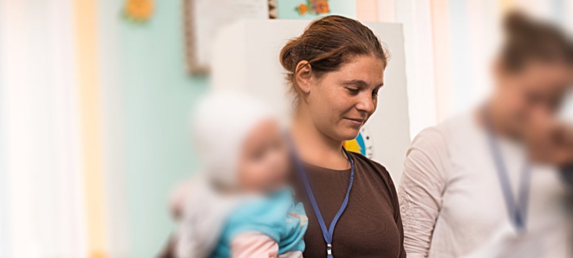 Sobrevivente de violência doméstica com seu bebê. 