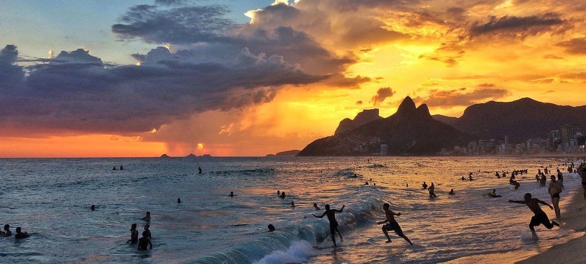 Sol na praia de Ipanema, no Rio de Janeiro. 
