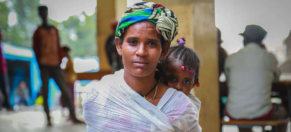 Uma mulher deslocada carrega seu bebê em Mekelle, capital de Tigray, na Etiópia