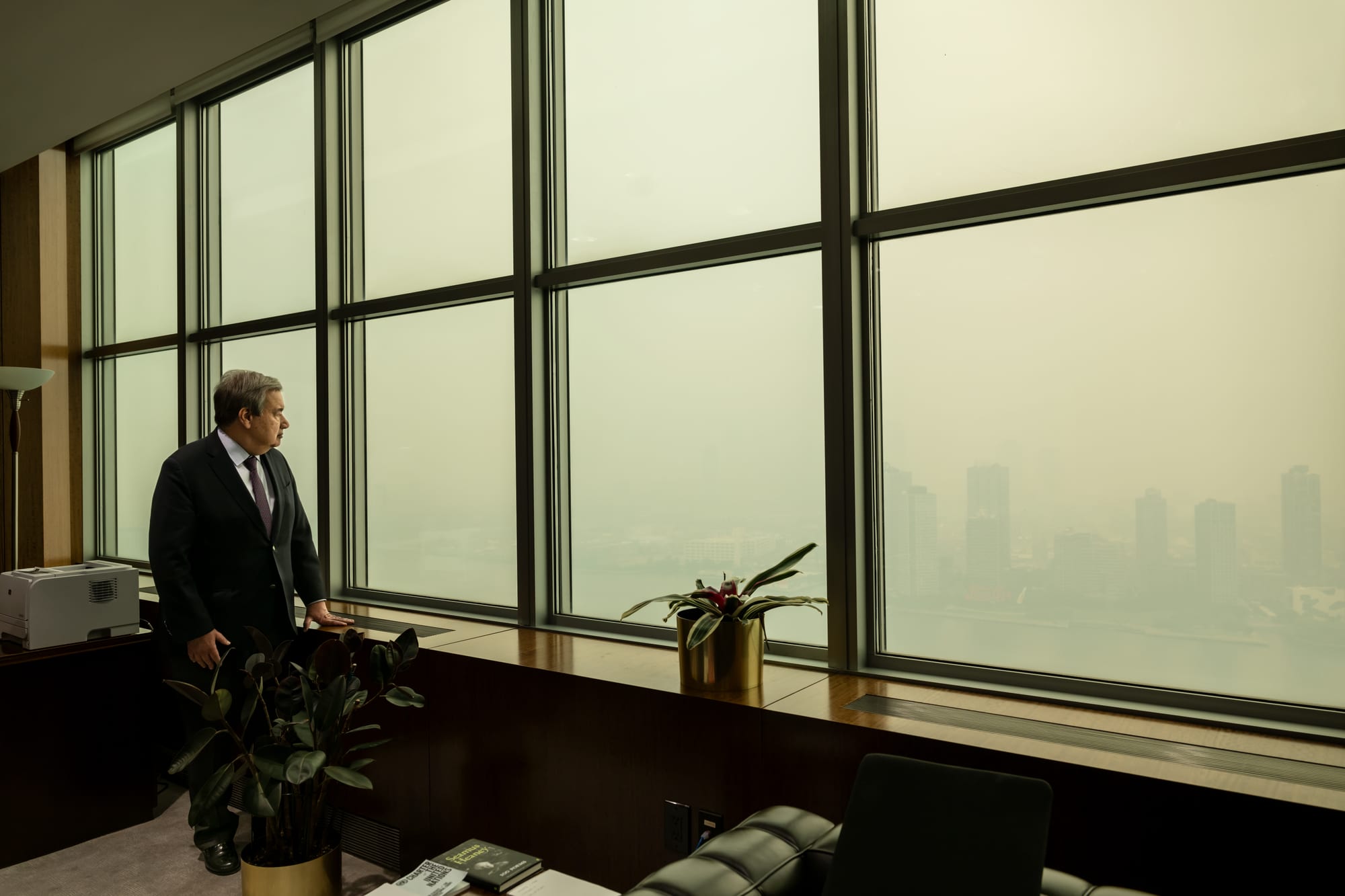O Secretário-Geral António Guterres observa a neblina causada pelo fumo dos incêndios florestais no Canadá a partir do seu gabinete na sede da ONU.