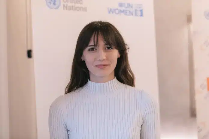 Elisabeta, Estudante Albânia