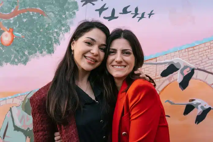 Ayshe and Eleni, Amigas Ayshe and Eleni, Amigas