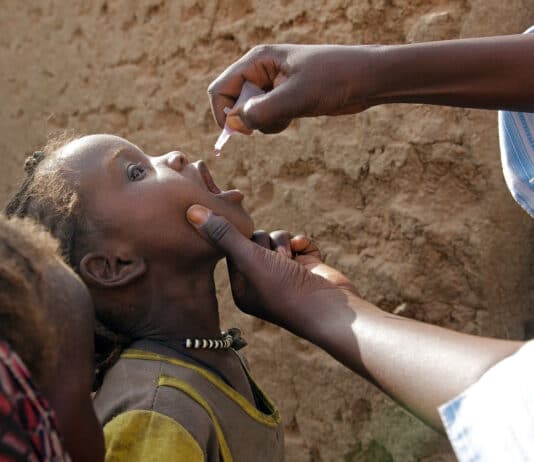 Barn vaccineras mot polio