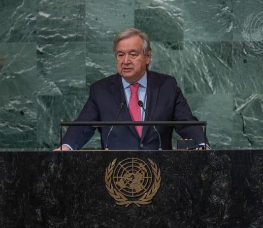 FNs generalsekreterare António Guterres står i en talarstol iklädd kostym och slips