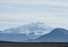 Ingången till ”jordens centrum” kan försvinna inom decennier En glaciär i bakgrunden och mark i förgrunden.