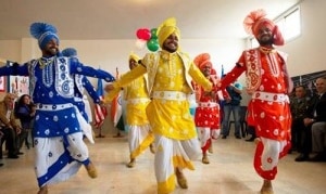 En grupp människor i traditionell färgglad klädsel som dansar