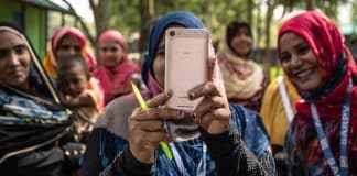 En kvinna som håller en telefon