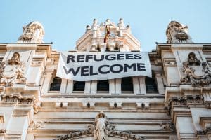 En vacker byggnad och texten refugees welcome
