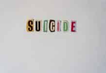 Urklippta bokstäver som bildar ordet suicide