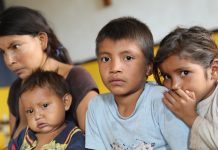 Bakom rubrikerna: En av fyra venezuelaner har lämnat landet En grupp små barn som tittar in i kameran