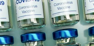 Vaccinflaskor med texten covid 19