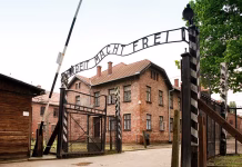 Ett hus och texten Arbeit macht frei