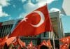 Turkiets flagga i en demonstration