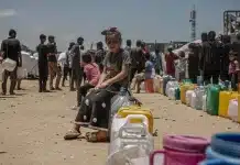 FN-stödd IPC-rapport: Svält bekräftad för första gången i Gaza En liten flicka som ligger i en säng