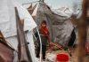 Israels biståndsbegränsningar under vintern skadar palestinierna Ett barn vid tält