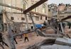 Guterres fördömer israeliska sanktioner riktade mot UNRWA:s verksamhet En krigshärjad stadsvy av barn utomhus
