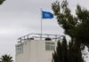 En flagga på en byggnad