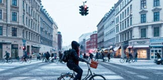 En person som cyklar på isig gata