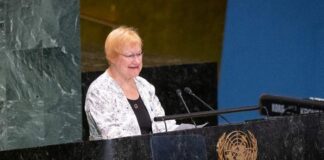 Tarja Halonen: ”Vi kvinnor måste värna om våra egna rättigheter” En kvinna i en talarstol