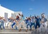 En grupp människor som dansar utomhus