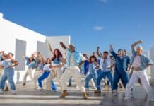 En grupp människor som dansar utomhus