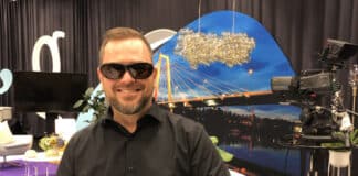 En man med solglasögon