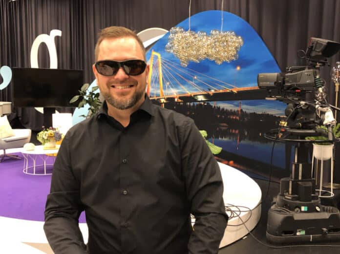 En man med solglasögon
