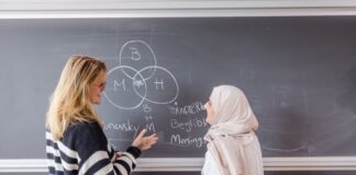 Två kvinnor i skolmiljö