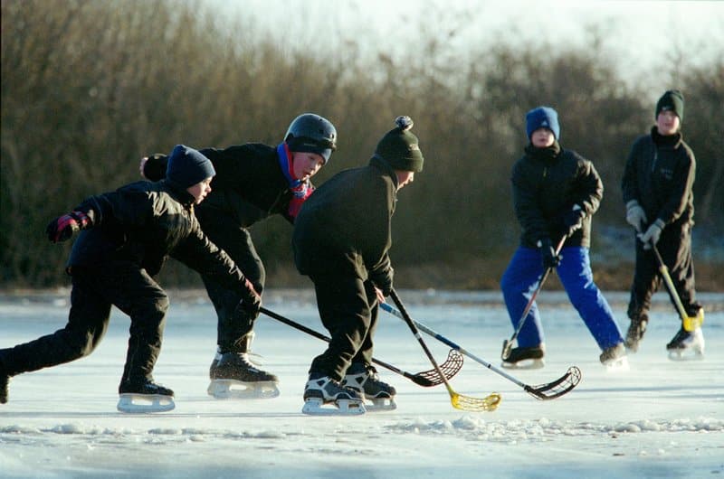 Fyra barn som spelar ishockey utomhus