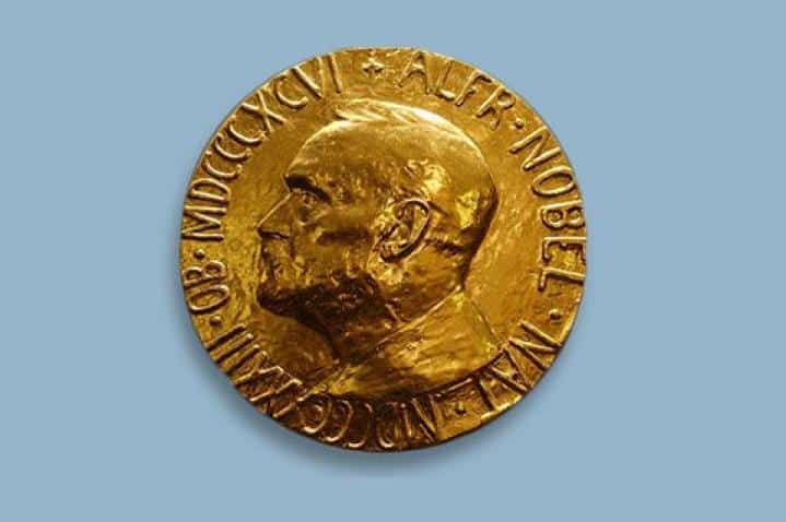 En medalj i guld med en illustration av en man och text